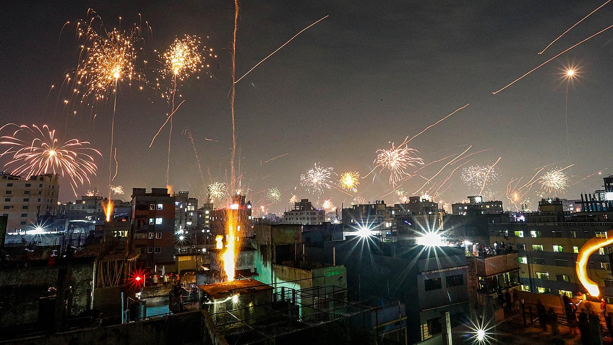 থার্টি ফাস্ট নাইটে রঙিন ঢাকা। ছবি: দীপু মালাকার