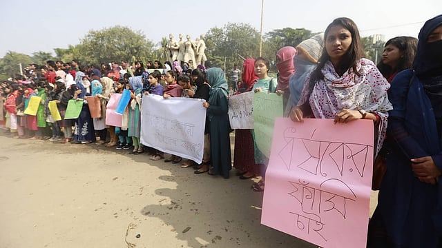 ঢাকা বিশ্ববিদ্যালয়ের ছাত্রীকে ধর্ষণের প্রতিবাদে ও বিচারের দাবিতে রাজু ভাস্কর্যের সামনে শিক্ষার্থীদের প্রতিবাদ। ছবি: শুভ্র কান্তি দাশ