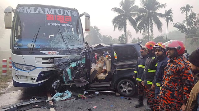 সংঘর্ষে নিহত ব্যক্তিরা মাইক্রোবাসের আরোহী ছিলেন। ফরিদপুর, ৬ জানুয়ারি। ছবি: আলীমুজ্জামান