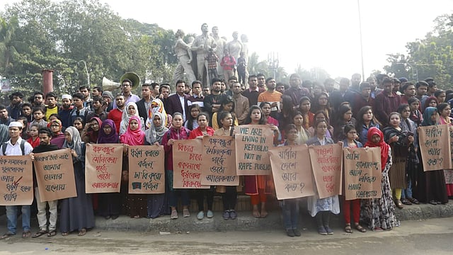 রাজু ভাস্কর্যের সামনে শিক্ষার্থীদের বিক্ষোভ মিছিল। ছবি: শুভ্র কান্তি দাশ