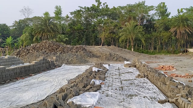 বৃষ্টির হাত থেকে বাঁচাতে কাঁচা ইট পলিথিনে ঢেকে দেওয়া হয়। কিন্তু তাতেও শেষ রক্ষা হয়নি। কয়েক লাখ ইট ভিজে গলে গেছে। গতকাল রোববার তোলা ছবি। প্রথম আলো