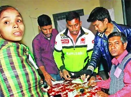 টিকাটুলীর কামরুন নেসা সরকারি বালিকা উচ্চবিদ্যালয়ে নির্বাচনী কর্মকর্তার কাছ থেকে ব্যালট পেপার নিয়ে তাঁর সামনেই জাল ভোট দিতে দেখা যায় ক্ষমতাসীন দলের কর্মীদের। ২০১৪ সালের ছবি। ছবি: প্রথম আলো
