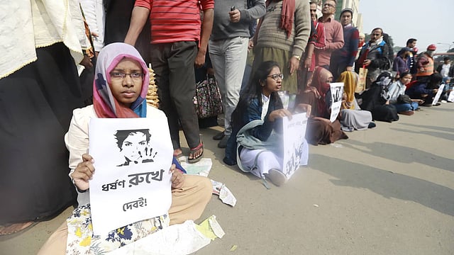 প্রতিবাদ কর্মসূচিতে ধর্ষণ রুখে দেওয়ার শপথ নেন শিক্ষার্থীরা। ছবি: শুভ্র কান্তি দাশ
