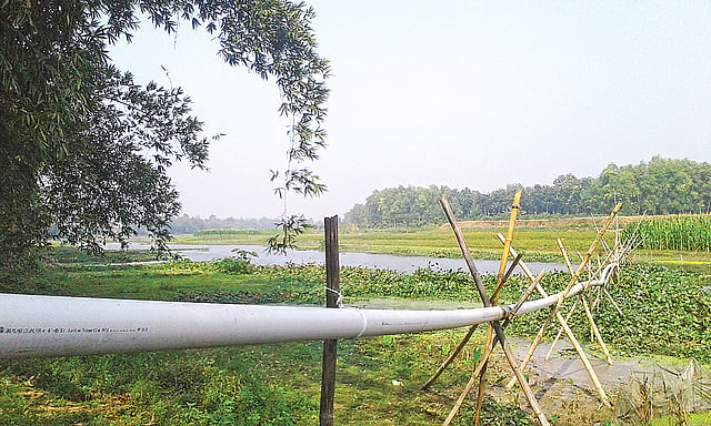 কোটচাঁদপুরে কপোতাক্ষ নদে খননযন্ত্র বসিয়ে পাইপের সাহায্যে বালু তোলা হচ্ছে। গত শুক্রবার উপজেলার সলেমানপুরে।  ছবি: প্রথম আলো