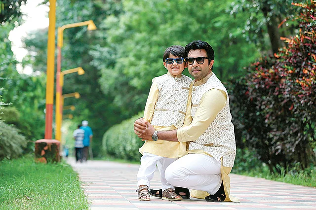 ছেলে ও বাবার ঈদ পোশাকে অভিনেতা অপূর্ব ও তাঁর ছেলে আয়াশ