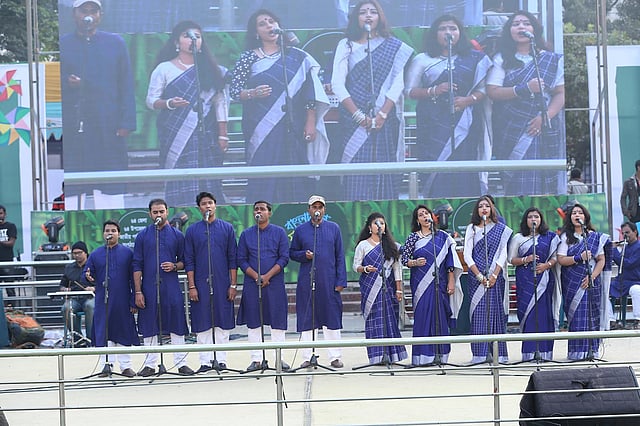 দলীয় সংগীত পরিবেশন করছেন শিল্পীরা। ছবি: প্রথম আলো