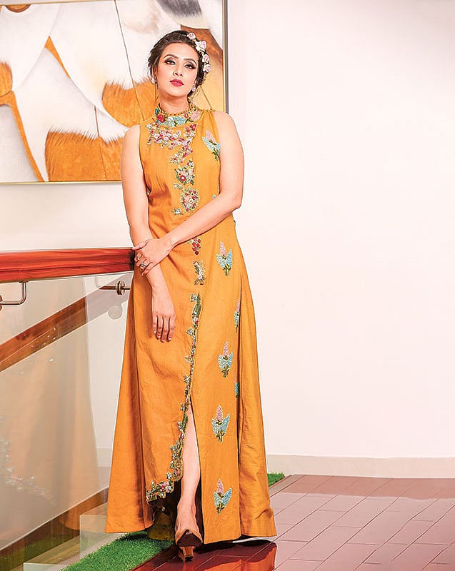 দশকজুড়ে গাউনে দেখা গেছে নানা নকশার কাজ ও কাট। অভিনেত্রী বিদ্যা সিনহা মিম নকশার এই বিশেষ আয়োজনে গত দশকের নানা ধরনের পোশাক উপস্থাপন করেছেন
