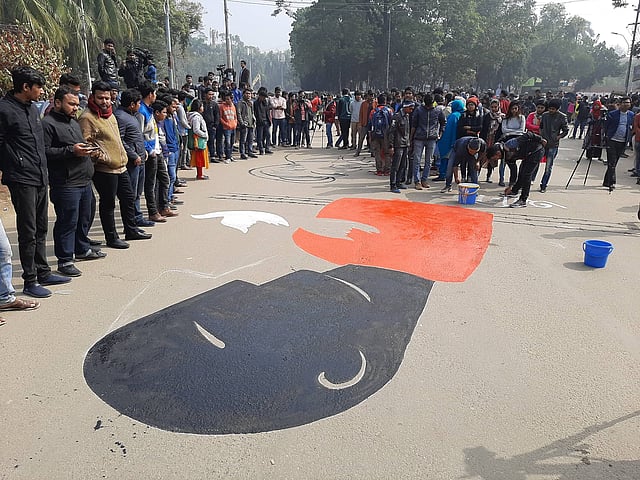 ঢাকা বিশ্ববিদ্যালয়ের ছাত্রীকে ধর্ষণের প্রতিবাদে ও ধর্ষকের বিচারের দাবিতে রোকেয়া হলের সামনে চারুকলার শিক্ষার্থীদের প্রতিবাদী চিত্রাঙ্কন। ঢাকা বিশ্ববিদ্যালয়, ঢাকা, ৭ জানুয়ারি। ছবি: সাজিদ হোসেন