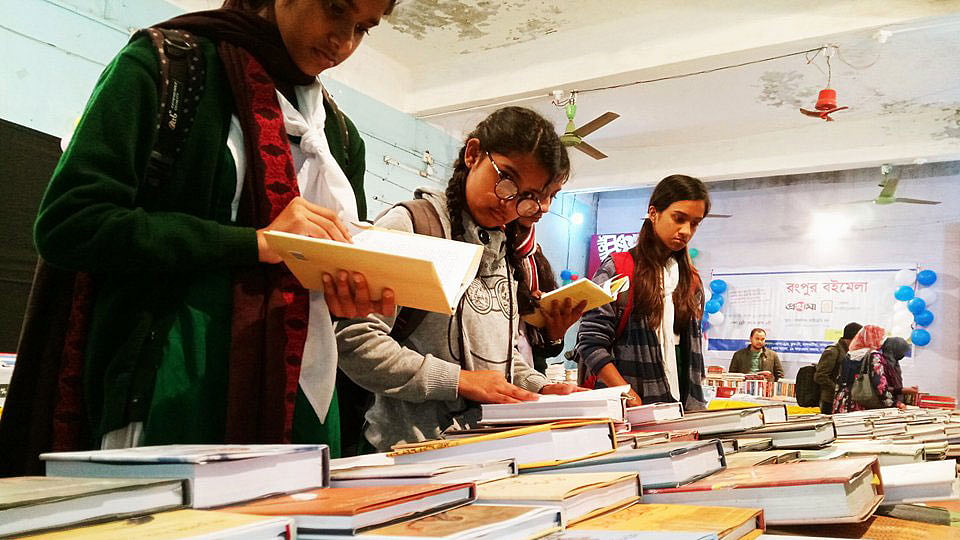 পাঠে নিমগ্ন পাঠক। রংপুরে প্রথমা-বেঙ্গলের বইমেলা আজ সকাল থেকেই জমে উঠেছে পাঠকদের উপস্থিতিতে। পাবলিক লাইব্রেরি হল, রংপুর। ৭ জানুয়ারি। ছবি. মঈনুল ইসলাম
