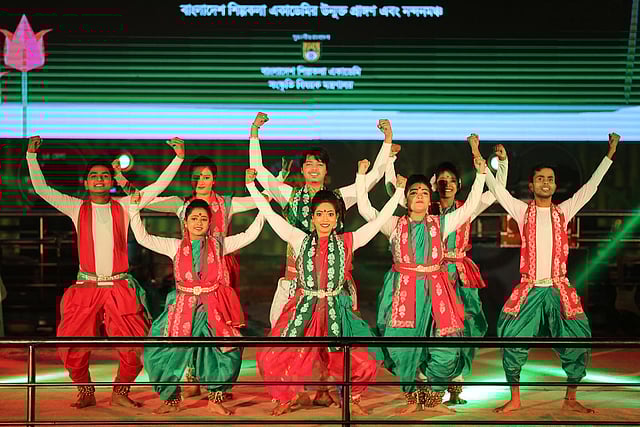 বাংলাদেশ সাংস্কৃতিক উৎসবের একটি দলীয় পরিবেশনা। ছবি: প্রথম আলো