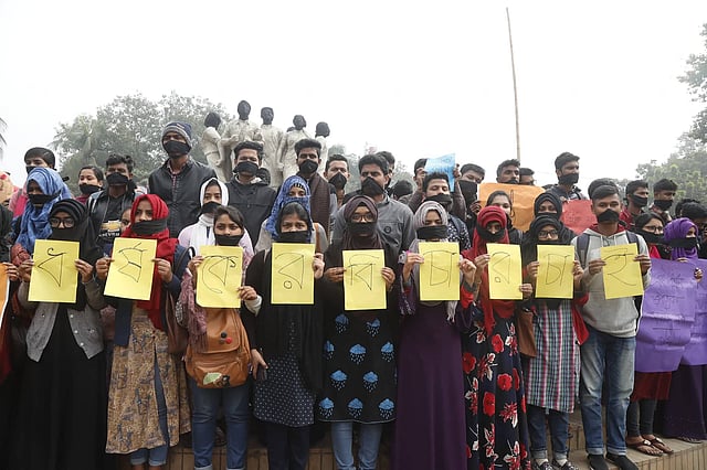 ঢাকা বিশ্ববিদ্যালয়ের ছাত্রীকে ধর্ষণের প্রতিবাদে ও ধর্ষকের বিচারের দাবিতে শিক্ষার্থীদের প্রতিবাদী কর্মসূচি। ঢাকা বিশ্ববিদ্যালয়, ঢাকা, ৭ জানুয়ারি। ছবি: সাজিদ হোসেন
