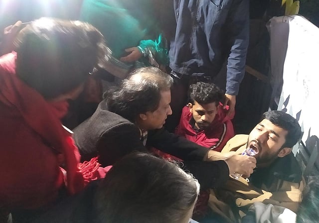 উপাচার্য ও প্রক্টরের উপস্থিতিতে অনশন ভাঙেন চার শিক্ষার্থী। ছবি: আসিফ হাওলাদার