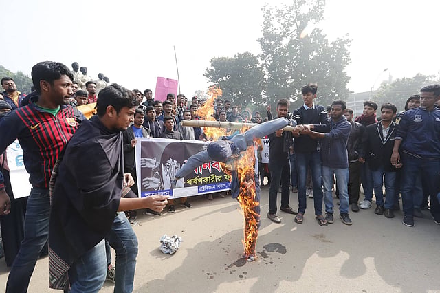 রাজু ভাস্কর্যের কাছে ধর্ষকের কুশপুত্তলিকা দাহ করা হয়। ঢাকা বিশ্ববিদ্যালয়, ঢাকা, ৭ জানুয়ারি। ছবি: সাজিদ হোসেন