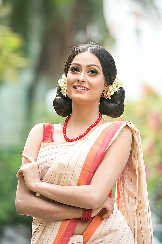 চুলের সাজের পরিবর্তন তুলে ধরেছে নকশা
