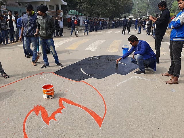 ছাত্রীকে ধর্ষণের প্রতিবাদে ও বিচারের দাবিতে চারুকলার শিক্ষার্থীরা রোকেয়া হলের সামনে প্রতিবাদী চিত্রাঙ্কন করে। ছবি: সাজিদ হোসেন
