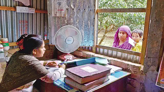 জীর্ণ টিনের ঘর থেকে স্বাস্থ্যসেবা দিচ্ছেন একজন সিএইচসিপি। রোববার বেলা ১১টায় শ্রীপুরের রাজাবাড়ি ইউনিয়নের কাফিলাতলী কমিউনিটি ক্লিনিকে।  ছবি: প্রথম আলো