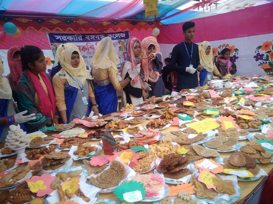 শীতের পিঠা উৎসবে বাহারি পিঠা। ব্রাহ্মণপাড়া, কুমিল্লা, ৮ জানুয়ারি। ছবি: মো. সোহরাব হোসেন