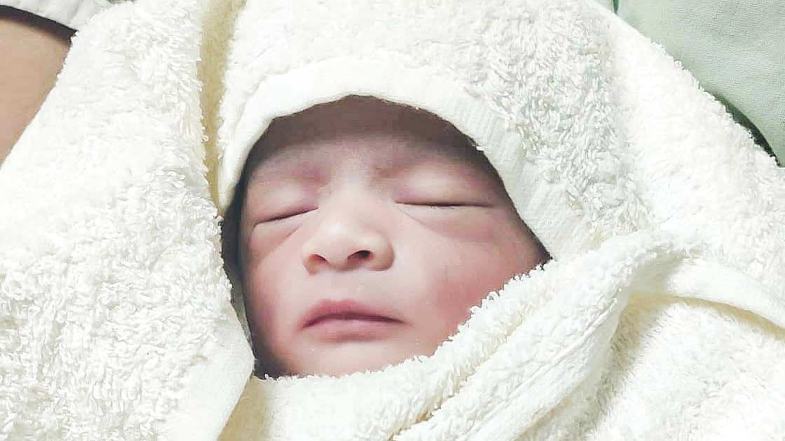 সন্তানের মুখ দেখার আনন্দ আকাঙ্ক্ষিত এক অনুভূতি। মডেল: পূর্ণ, ছবি: অধুনা