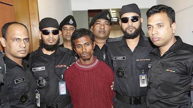 গ্রেপ্তার করা ব্যক্তির নাম মজনু বলে জানিয়েছে র‍্যাব। র‍্যাবের মিডিয়া সেন্টার, কারওয়ান বাজার, ঢাকা, ৮ জানুয়ারি। ছবি: সাজিদ হোসেন