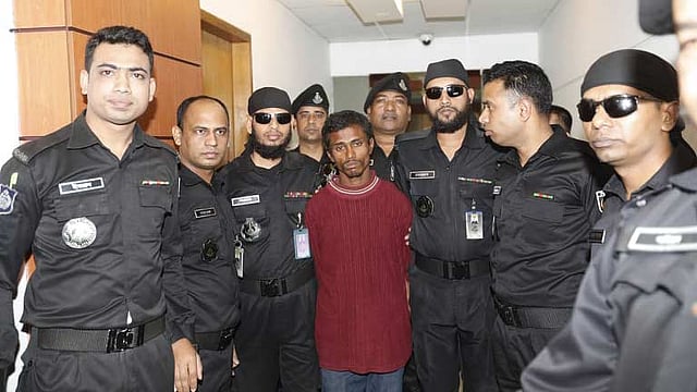 গ্রেপ্তার করা ব্যক্তিকে বুধবার র‍্যাবের মিডিয়া সেন্টারে আনা হয়। র‍্যাবের মিডিয়া সেন্টার, কারওয়ান বাজার, ঢাকা, ৮ জানুয়ারি। ছবি: সাজিদ হোসেন