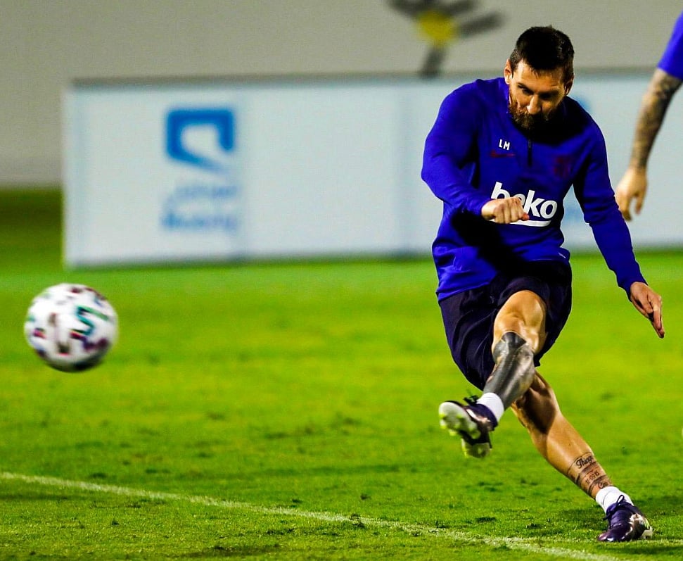 ইতিহাদ স্পোর্টস সিটির মাঠে বার্সার অনুশীলনে লিওনেল মেসি। ছবি: বার্সেলোনা টুইটার পেজ
