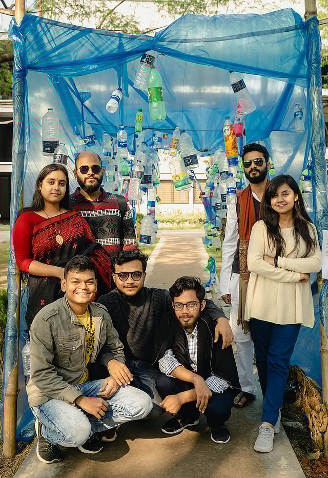 ‘ইনস্টলেশন আর্ট’ তৈরি দলের সদস্যরা হলেন ডান দিক থেকে দাঁড়িয়ে ফাইকা হোসেন, আহনাফ আহমেদ, নওশাদ শুভ, উম্মে হানি। নিচে বসা বাঁ দিক থেকে গোপাল বসাক, রাফাতুল ইসলাম ও সমিরন প্রামাণিক। ছবি: সংগৃহীত