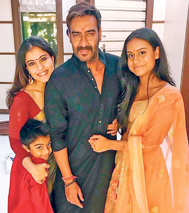 ছেলে যুগ ও মেয়ে নাইসার সঙ্গে কাজল–অজয় দম্পতি