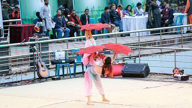 দেখা গেছে অ্যাক্রোবেটিকও