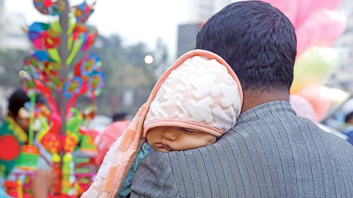 শীতের প্রকোপে নানা রোগে আক্রান্ত হচ্ছে শিশুরা। শিশুসন্তানকে গরম কাপড়ে জড়িয়ে বাইরে বের হচ্ছেন অভিভাবকেরা। গতকাল বিকেলে রাজধানীর শাহবাগ মোড়ে।  ছবি: সাবিনা ইয়াসমিন