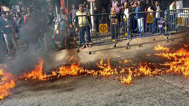 কলকাতার যাদবপুরে সড়কে আগুন জ্বালিয়ে ধর্মঘটিদের পিকেটিং। ছবি: ভাস্কর মুখার্জি
