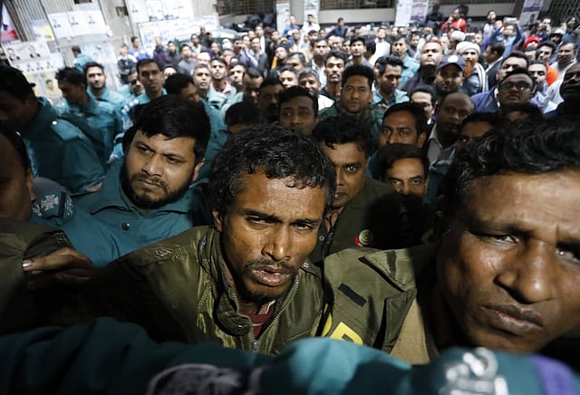 ঢাকা বিশ্ববিদ্যালয়ের ধর্ষণের ঘটনায় গ্রেপ্তার মজনুকে ঢাকার আদালতে হাজির করে ডিবি। তাঁকে রিমান্ডে নিয়ে জিজ্ঞাসাবাদ করার অনুমতি দিয়েছেন আদালত। সিএমএম কোর্ট, ঢাকা, ৯ জানুয়ারি। ছবি: দীপু মালাকার