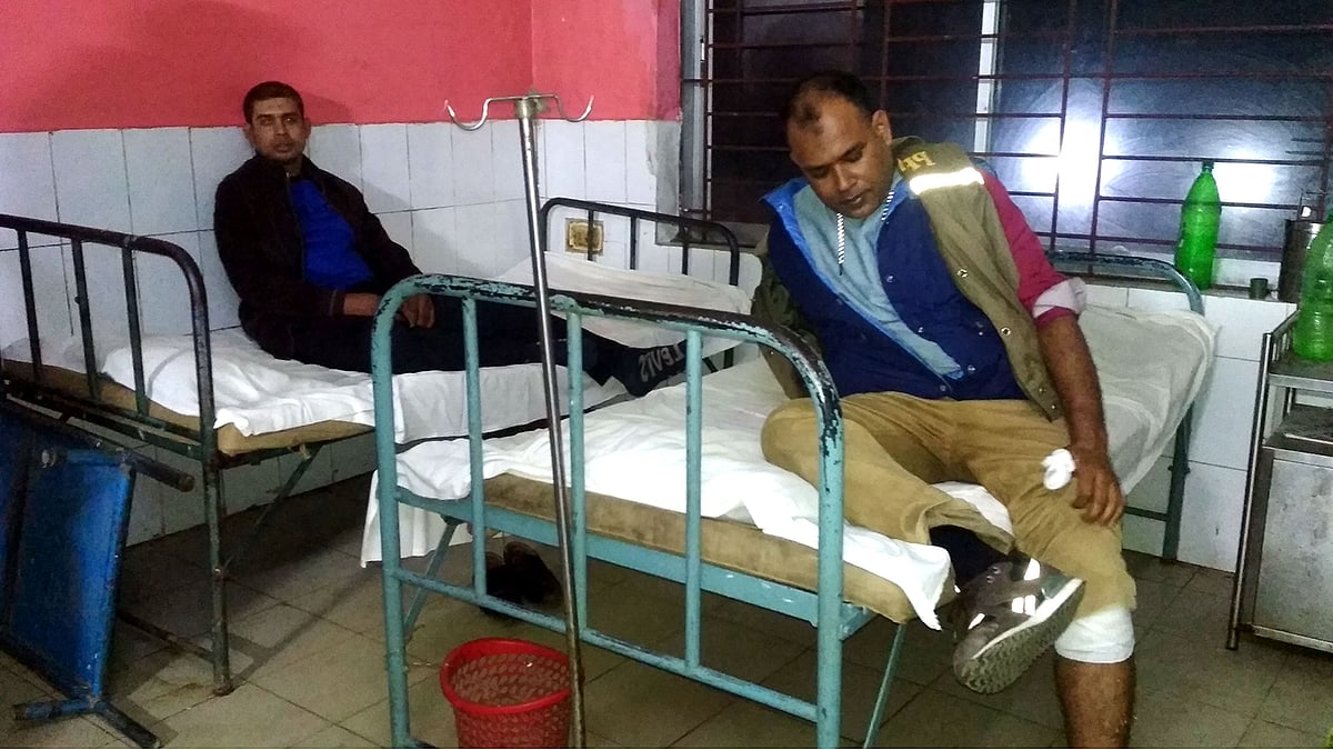 ঝিনাইদহের কালীগঞ্জে হত্যার ঘটনা তদন্ত করতে গিয়ে হামলার শিকার হয়েছেন পুলিশ ব্যুরো অব ইনভেস্টিগেশনের (পিবিআই) ৫ কর্মকর্তা। ছবিটি হাসপাতাল থেকে তোলা। ছবি: প্রথম আলো