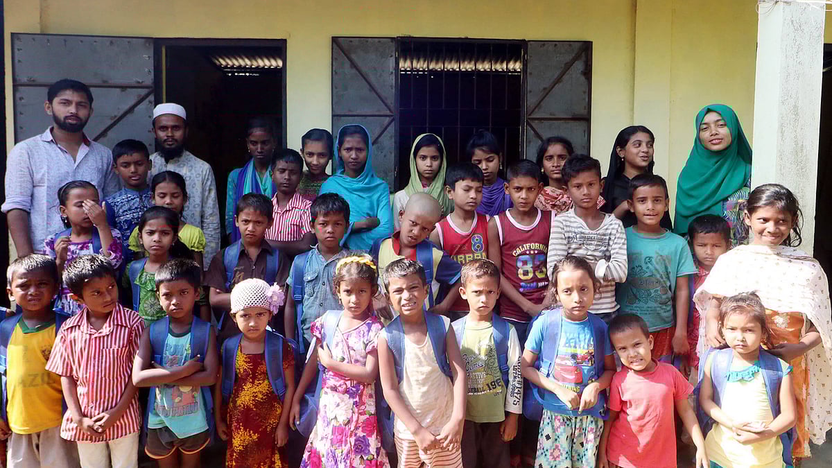 সিলেট শহরতলির বালুচর এলাকায় ‘আলোকিত পাঠশালা’। ছবি: আনিস মাহমুদ