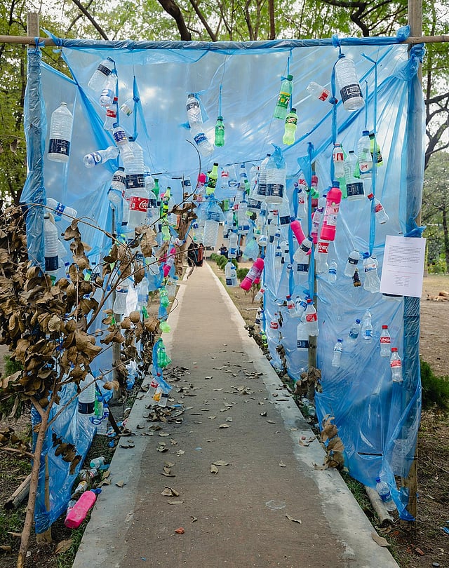 পৃথিবী প্লাস্টিকের স্তূপে পরিণত হচ্ছে—ইনস্টলেশন আর্টের মাধ্যমে সেটাই বোঝানোর চেষ্টা করেছেন ইউল্যাবে শিক্ষার্থীরা। ছবি: গোপাল বসাক