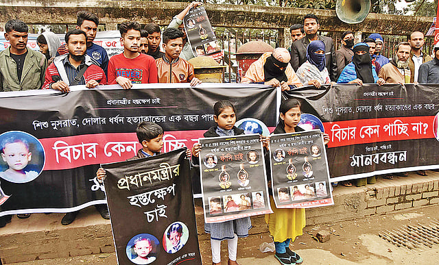 রাজধানীর কোনাপাড়া এলাকায় শিশু নুসরাত ও দোলাকে হত্যাকাণ্ডের এক বছর পার হলেও বিচার পায়নি তারা। হত্যাকারীদের বিচারের দাবিতে নিহত শিশুদের পরিবারের সদস্য ও এলাকাবাসীর মানববন্ধন। গত মঙ্গলবার জাতীয় প্রেসক্লাবের সামনে।  ছবি: প্রথম আলো