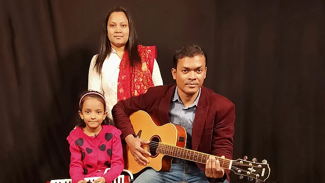 মেয়ে অরণীর সঙ্গে মা–বাবা। ছবি: প্রথম আলো