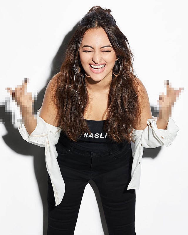 এই ছবিটি পোস্ট করে সোনাক্ষী সিনহা লিখেছেন, ‘প্রিয় হেটার্স, একটা চুমুর সঙ্গে বলতে চাই, আমি এ রকমই।’ ছবি: ইনস্টাগ্রাম