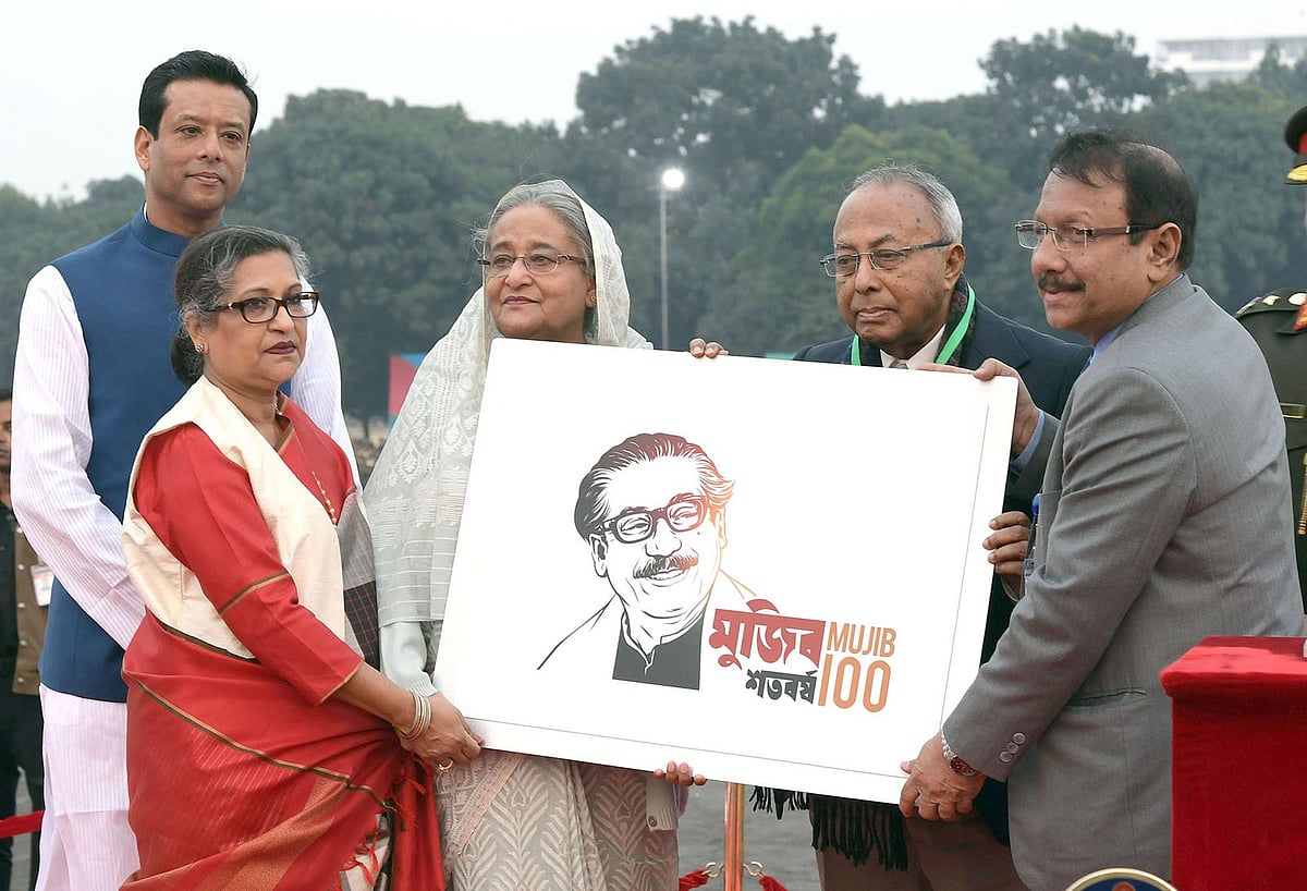 প্রধানমন্ত্রী শেখ হাসিনা ঢাকার তেজগাঁও পুরাতন বিমানবন্দরে জাতির পিতা বঙ্গবন্ধু শেখ মুজিবুর রহমানের জন্মশতবার্ষিকীর ক্ষণগণনার উদ্বোধনী অনুষ্ঠানে মুজিববর্ষের লোগো উন্মোচন করেন। ১০ জানুয়ারি, ঢাকা। ছবি: পিআইডি