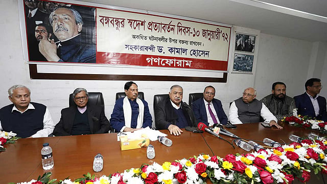 বঙ্গবন্ধুর স্বদেশ প্রত্যাবর্তন দিবস উপলক্ষে আয়োজিত আলোচনা সভায় বক্তব্য দেন ড. কামাল হোসেন। জাতীয় প্রেসক্লাব, ঢাকা, ১০ জানুয়ারি। ছবি: দীপু মালাকার