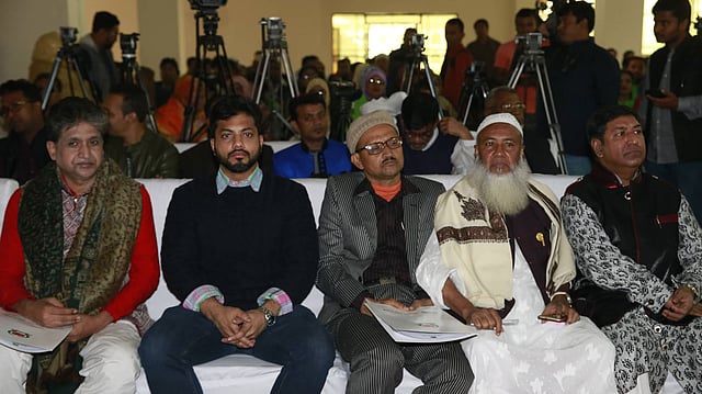 অস্থায়ীভাবে স্থাপিত ঢাকা দক্ষিণ সিটি নির্বাচনের রিটার্নিং কর্মকর্তার কার্যালয়ে শুক্রবার সকাল থেকে প্রতীক বরাদ্দ শুরু হয়। ছবি: শুভ্র কান্তি দাশ