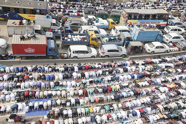 বিশ্ব ইজতেমার প্রথম পর্বে টঙ্গীর তুরাগ তীরে লাখো লাখো মুসল্লি জুমার নামাজে অংশগ্রহণ করেন। টঙ্গী, ১০ জানুয়ারি। ছবি: আশরাফুল আলম