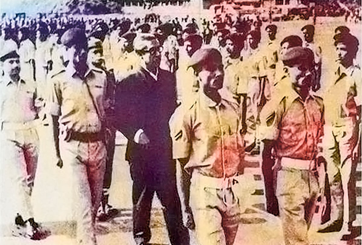 স্বাধীন বাংলাদেশের রাষ্ট্রপতি বঙ্গবন্ধু শেখ মুজিবুর রহমানকে বাংলার মাটিতে প্রথম গার্ড অব অনার, ১০ জানুয়ারি ১৯৭২। ছবি: সংগৃহীত