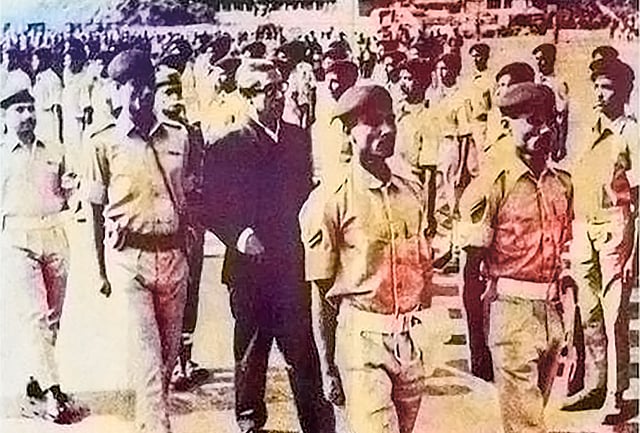 স্বাধীন বাংলাদেশের রাষ্ট্রপতি বঙ্গবন্ধু শেখ মুজিবুর রহমানকে বাংলার মাটিতে প্রথম গার্ড অব অনার, ১০ জানুয়ারি ১৯৭২। ছবি: সংগৃহীত