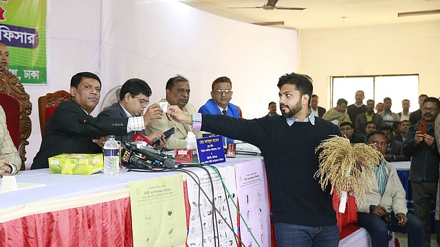 ধানের শীষ প্রতীক নিচ্ছেন ঢাকা দক্ষিণে বিএনপির মেয়র প্রার্থী ইশরাক হোসেন। ছবি: শুভ্র কান্তি দাশ