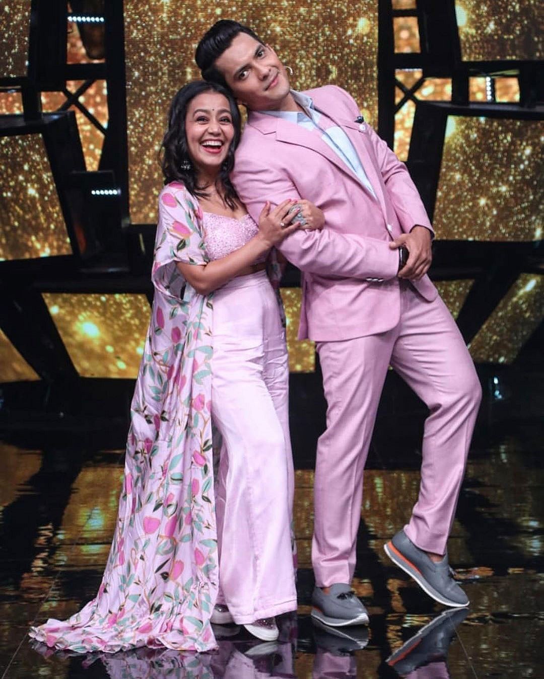 ইন্ডিয়ান আইডলের সিজন এগারোর মঞ্চে নেহা কাক্করের সঙ্গে তোলা ছবিটি শেয়ার করে আদিত্য নারায়ণের ক্যাপশনে এঁকেছেন কেবল ভালোবাসা চিহ্ন। ছবি: ইনস্টাগ্রাম