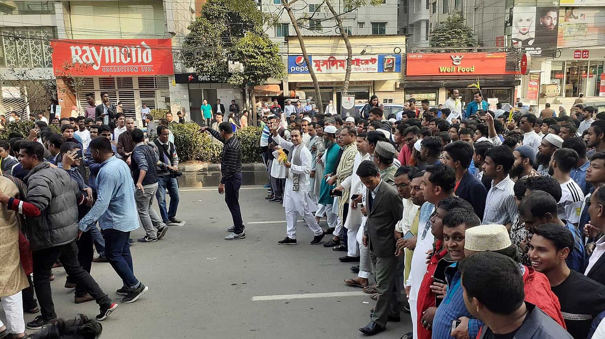 নেতা-কর্মীদের মুহুর্মুহু স্লোগানের মধ্য দিয়ে নির্বাচনী প্রচারে নামলেন মেয়র পদে বিএনপির প্রার্থী তাবিথ আউয়াল। ছবি: প্রথম আলো