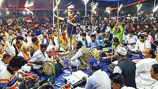 সখীপুর উপজেলার বিভিন্ন গ্রামে প্রতি রাতেই বসে বাউলগানের আসর। ছবিটি পৌরসভার ৬ নম্বর ওয়ার্ডের রফিক কাউন্সিলরের বাড়ি থেকে তোলা।  প্রথম আলো