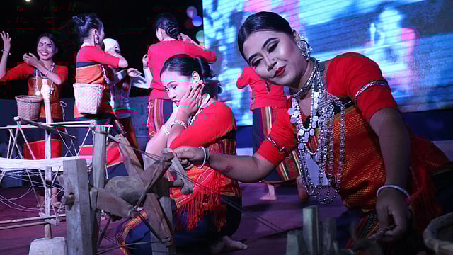 পাহাড়ি জনগোষ্ঠীর ঐতিহ্যবাহী পোশাকে সুসজ্জিত ছিলেন শিল্পীরা