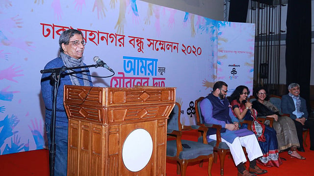 ঢাকা মহানগর বন্ধু সম্মেলন-২০২০ আয়োজনে উপস্থিত থেকে বন্ধুসভার সদস্যদের অনুপ্রেরণা দেন প্রথম আলোর সম্পাদক মতিউর রহমান। ছবি: বন্ধুসভার সৌজন্যে