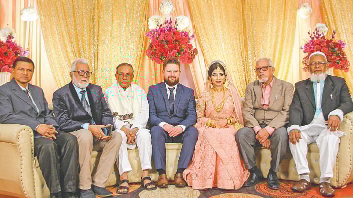 পরিবারের সদস্যদের সঙ্গে কনে ফেরদৌসী কবির ও বর গ্রাহাম স্টুয়ার্ট। ছবি: সংগৃহীত